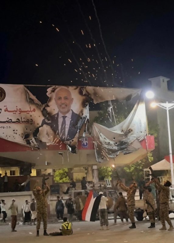 عدن.. قوات أمنية تحرق صور الهارب عيدروس الزبيدي بساحة العروض