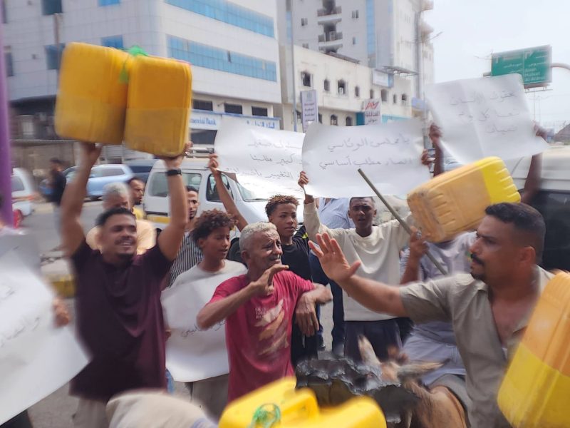 عدن.. وقفة احتجاجية لأهالي شعب العيدروس أمام مؤسسة المياه