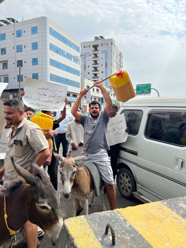 عدن.. أزمة مياه تعصف بكريتر والأهالي يلجأون إلى وسائل بدائية لتأمين احتياجاتهم