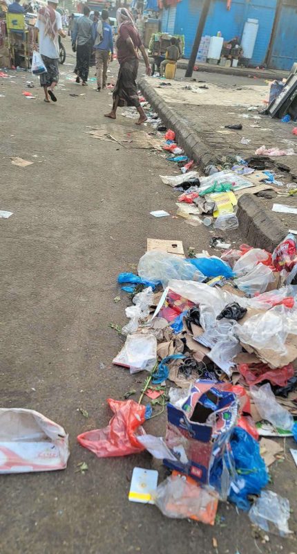 عدن.. انتشار كبير للقمامة في شوارع وأحياء الشيخ عثمان وسط إهمال السلطة المحلية
