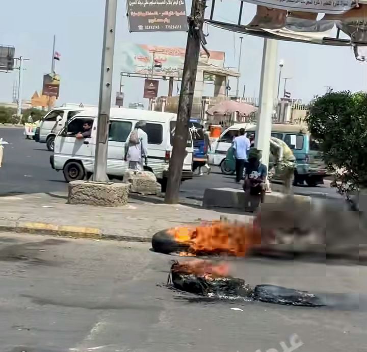 عدن.. محتجون يقطعون الخطوط بجولة كالتكس قبل قليل رفضا لاستمرار اختطاف الناشط رأفت السعدي