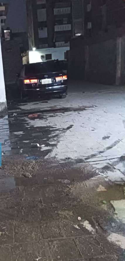 عدن.. مياه المجاري تغرق الشوارع على بعد أمتار من مبنى البلدية بكريتر