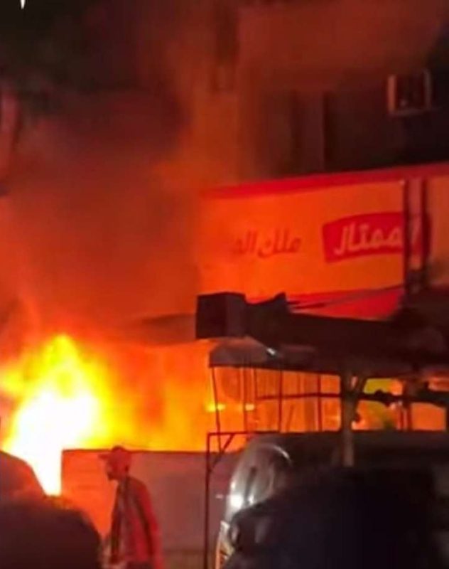 عدن.. حريق كبير في مطعم (الطازج) بسبب انفجار اسطوانة غاز