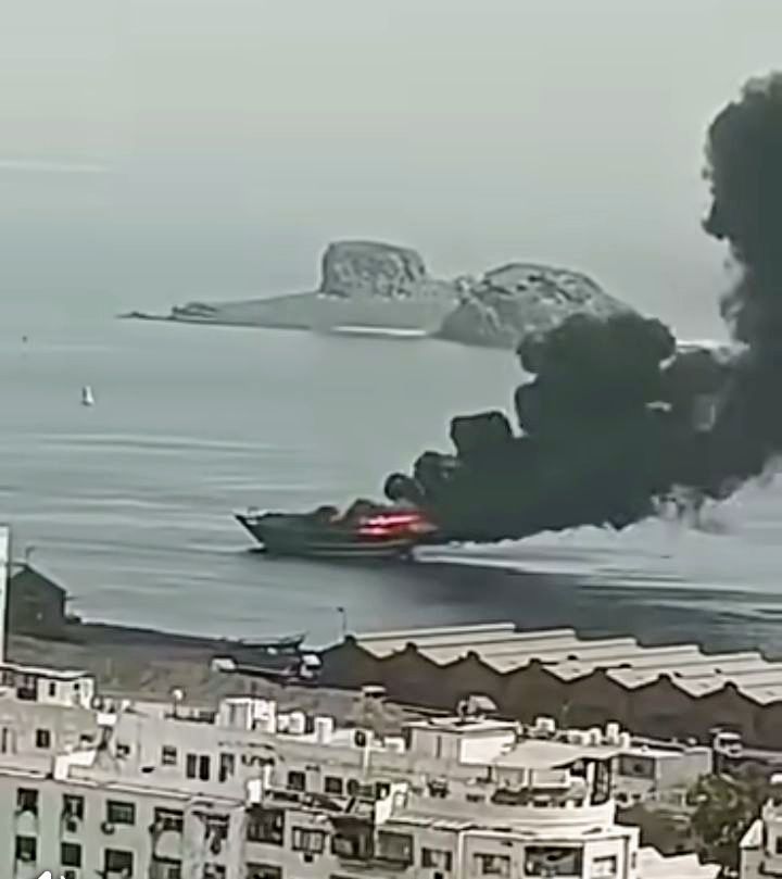 عدن.. حريق ضخم يلتهم أحد القوارب بالقرب من ميناء المعلا قبل قليل