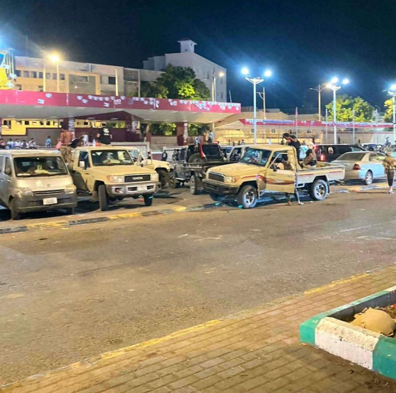عدن.. هدوء حذر مع استمرار تدفق حشود المسلحين إلى المدينة وسط حديث عن دعم إماراتي لتفجير الموقف