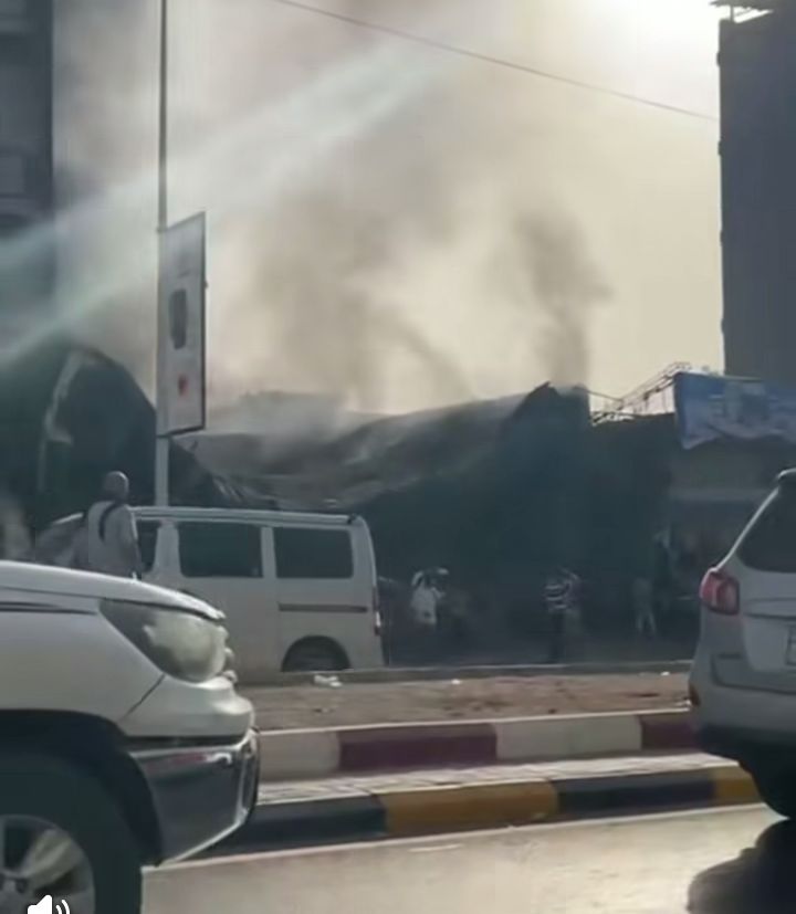 عدن.. أضرار جراء حريق في أحد البناشر بالمنصورة