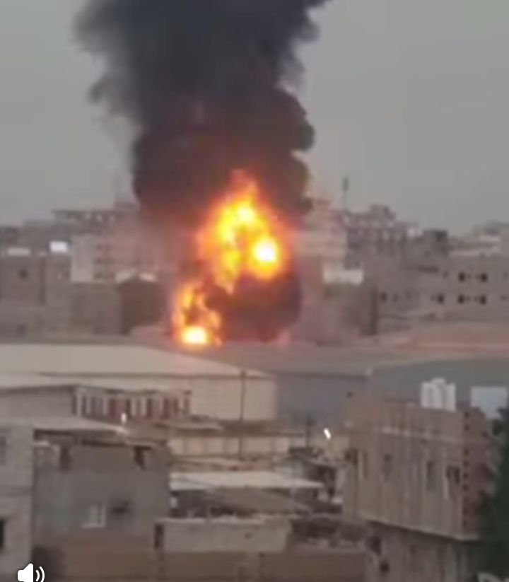 عدن.. حريق ضخم في هنجر بجوار مبنى الأمن السياسي بالمنصورة