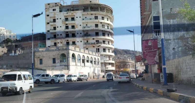 عدن.. انقطاع الكهرباء عن حي الفتح بالتواهي ليومين كاملين