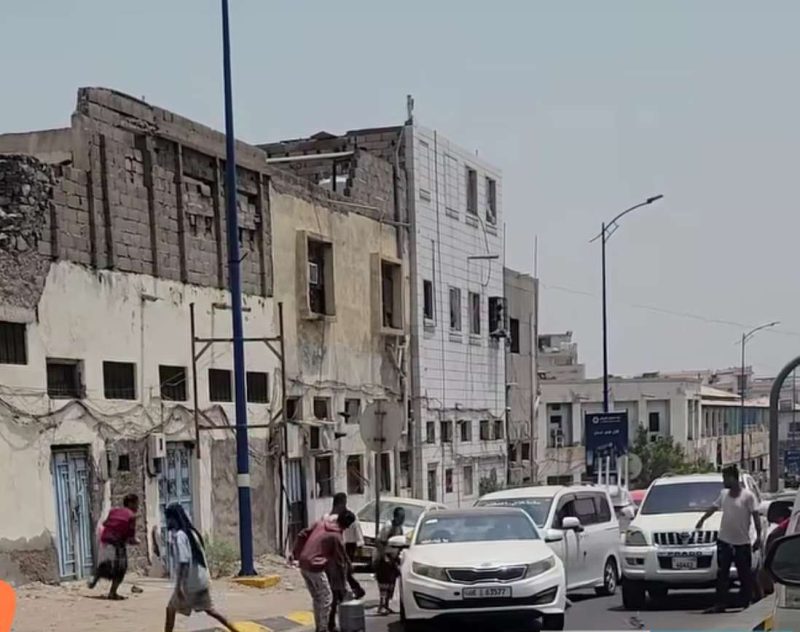 عدن.. مواطنون يقطعون أحد شوارع المعلا احتجاجا على تفاقم أزمة الغاز المنزلي
