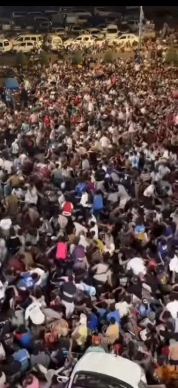 عدن إصابات وضياع مقتنيات إثر مزحة سخيفة تسببت بتدافع المتابعين لكأس العالم في كالتكس