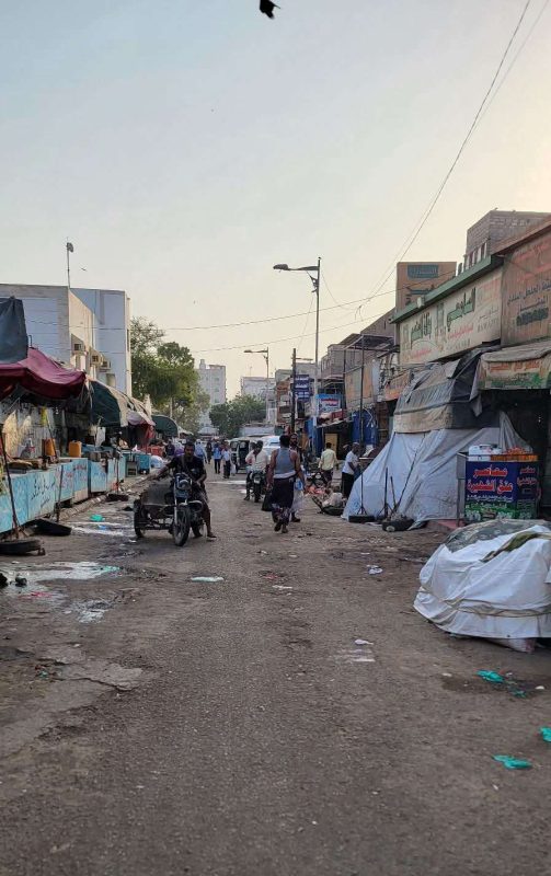 عدن.. رطوبة مصحوبة بارتفاع درجات الحرارة تخيم على أجواء المدينة تزامنا مع سوء خدمة الكهرباء