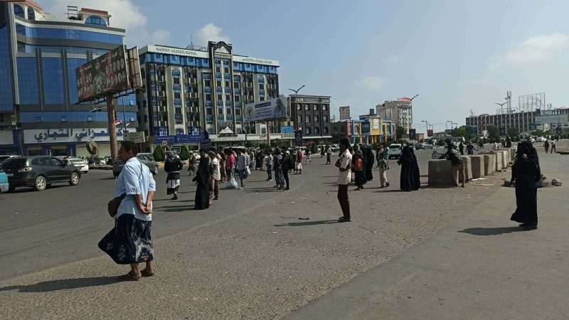 عدن.. شلل في حركة المواصلات مع استمرار أزمة الغاز بالمدينة