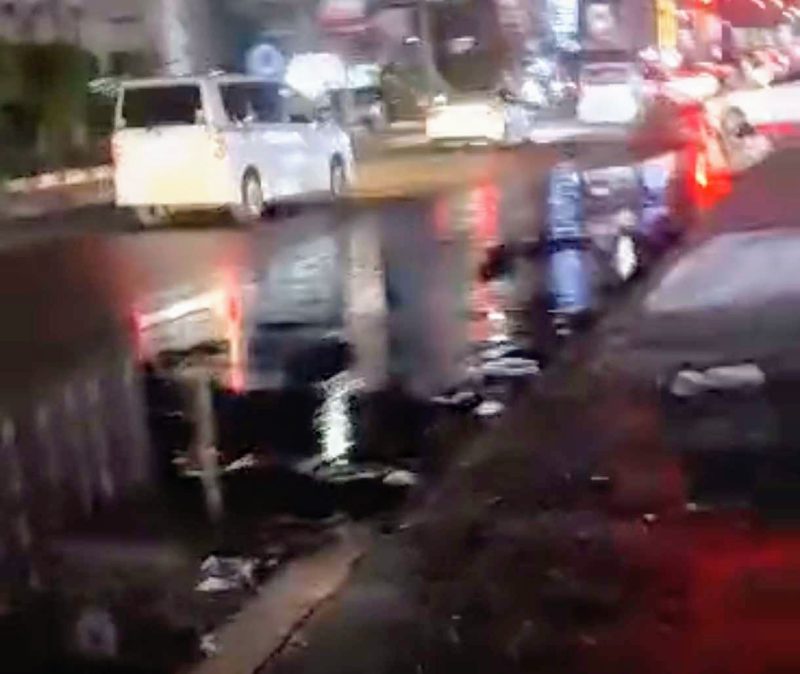 عدن.. انفجار مجرى للصرف الصحي بالمنصورة يغرق أحد الشوارع الرئيسية