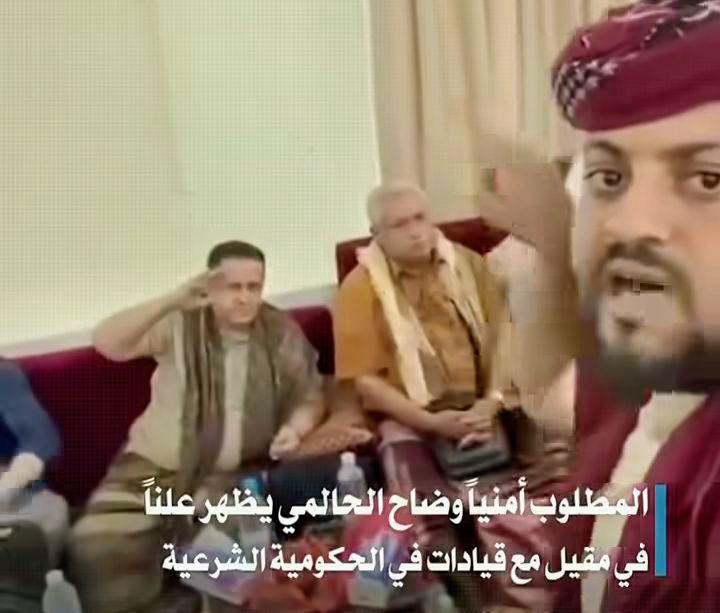 المطلوب أمنيا وضاح الحالمي بجانب مسؤولي الشرعية في عدن
