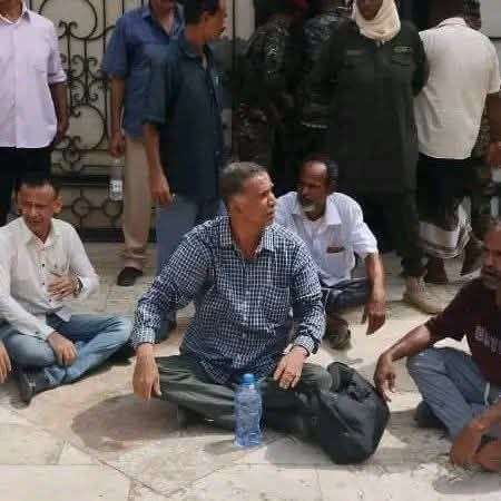 عدن.. قوة أمنية تدخل مقرا تابعا للمجلس المنحل بالمعلا وتطرد الموظفين الموجودين بداخله