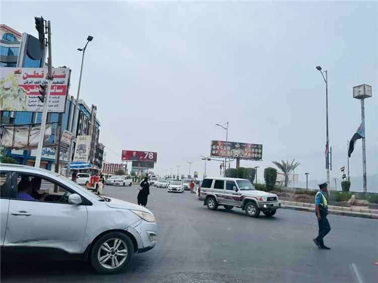 عدن.. حملة لإزالة صور رئيس المجلس المنحل من شوارع الشيخ عثمان والمنصورة