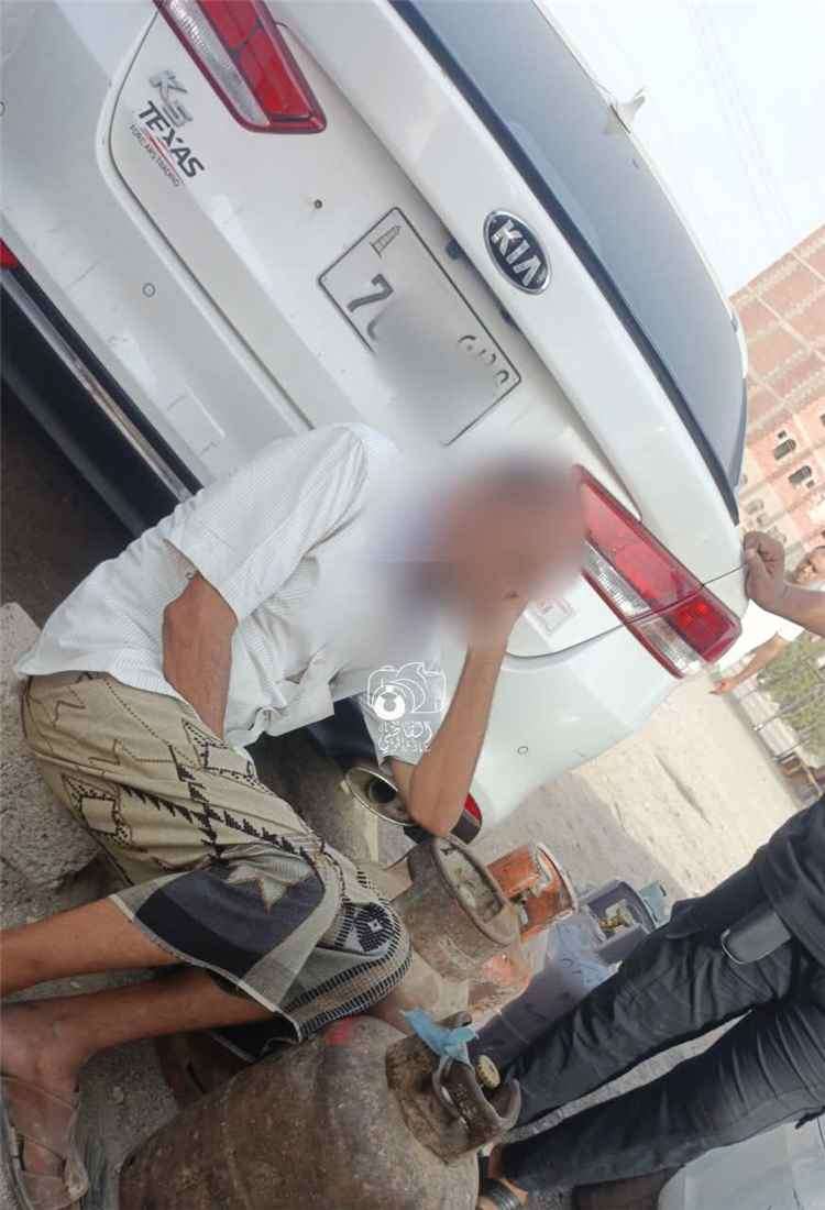 عدن.. تفاعل واسع مع صورة لمسن ينتظر دوره في أحد طوابير الغاز تحت حرارة الشمس
