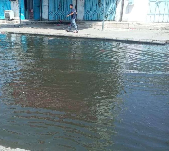 عدن.. مياه المجاري تغرق محيط كلية العلوم الإدارية بالشعب