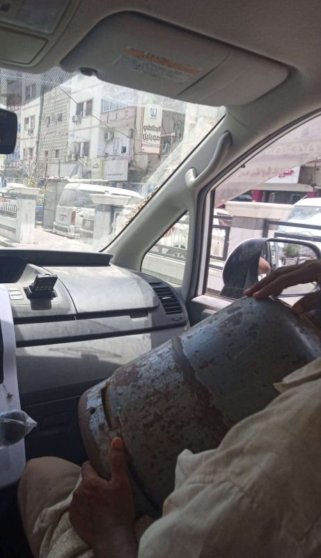 عدن.. ناشطون يتداولون معاناة مواطن أمضى ست ساعات في البحث عن مادة الغاز المنزلي