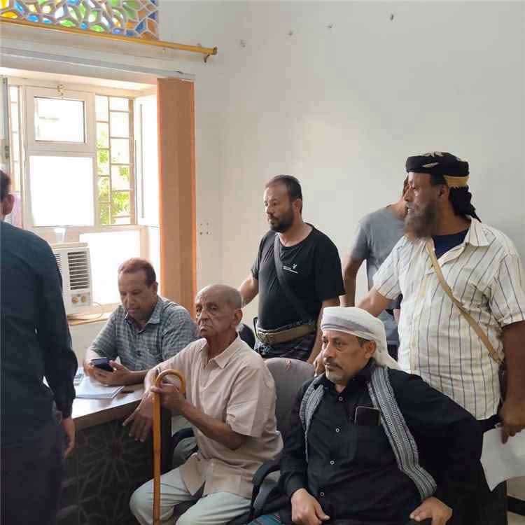 عدن.. صورة للموسيقار الكبير العطروش وهو يقدم شكوى بسبب مياه المجاري التي تحاصر منزله بالشعب