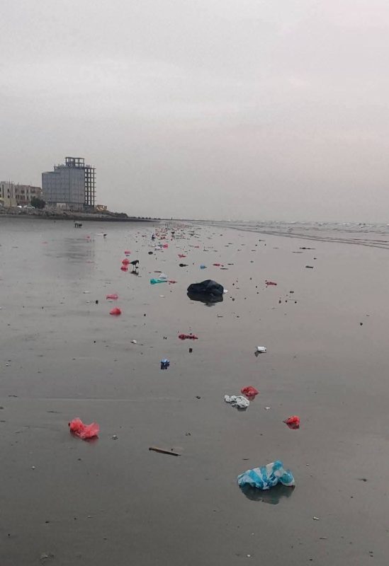 عدن.. صور مؤسفة لساحل أبين بعد تحوله إلى مقلب نفايات