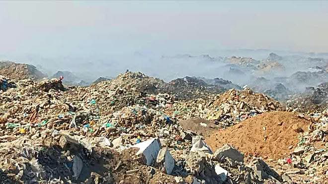 عدن.. حريق ضخم في المقلب الرئيسي للقمامة بالمدينة