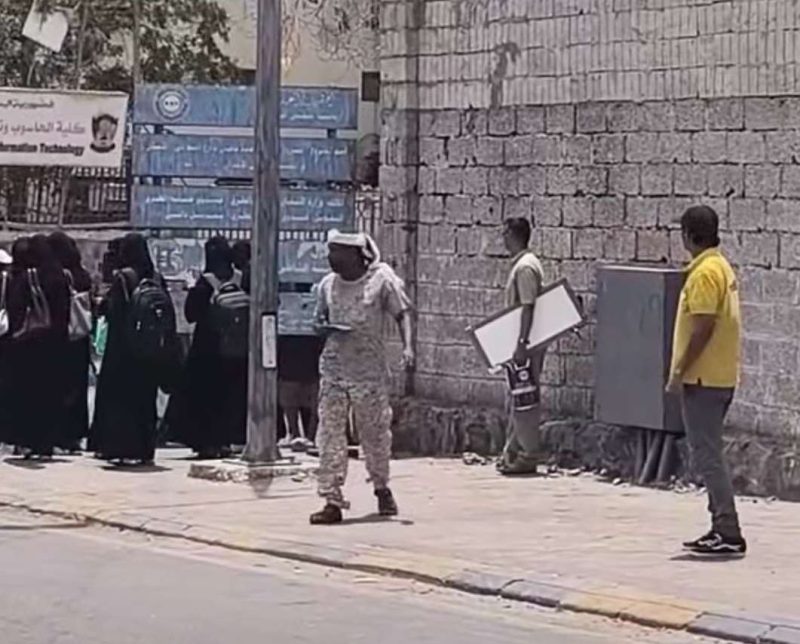 عدن.. اندلاع حريق كبير في مبنى كلية الهندسة وسط حالة من الذعر