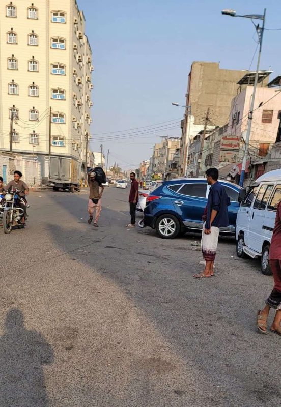 عدن.. شلل في حركة المواصلات صباح السبت نتيجة استمرار أزمة الغاز