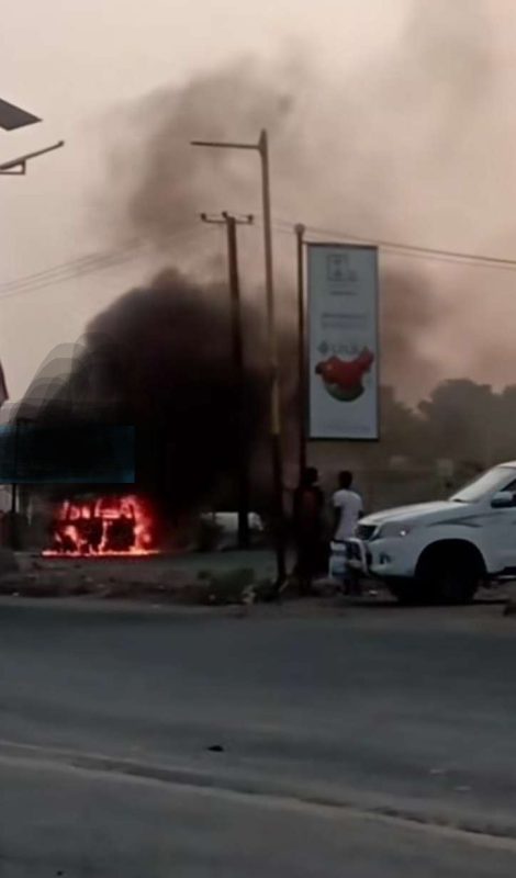 عدن.. حريق في باص أجرة بإنماء قبل قليل