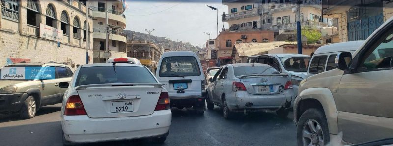عدن.. بائع قات يتسبب بقطع الشارع الرئيسي بالتواهي