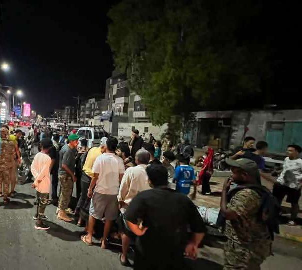 عدن.. محتجون يغلقون شارع أروى بكريتر ضمن موجة احتجاجات جديدة
