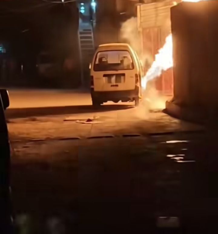 عدن.. حريق يلتهم باص أجرة بدار سعد