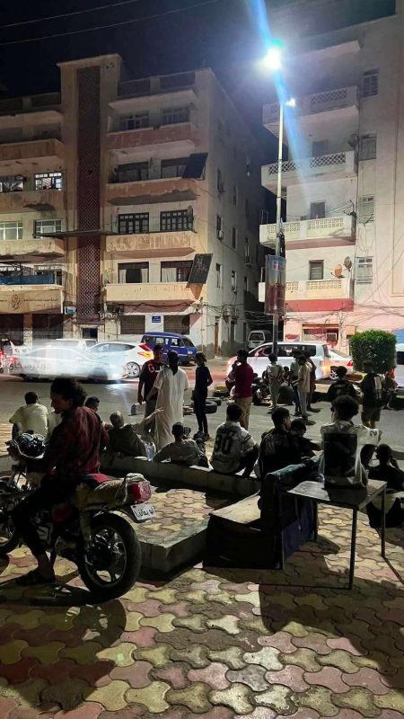 عدن.. محتجون يغلقون شارع الملكة أروى بكريتر احتجاجا على تردي الخدمات