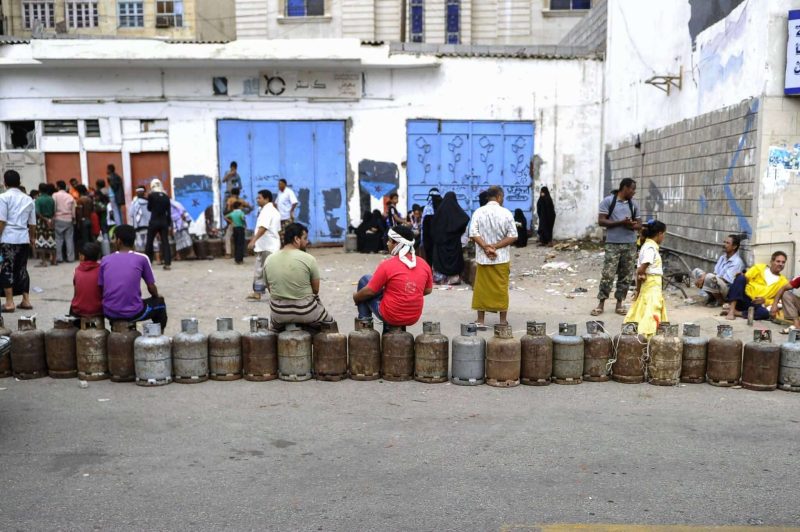 عدن.. تفاقم أزمة الغاز المنزلي بالمدينة وسط غضب المواطنين