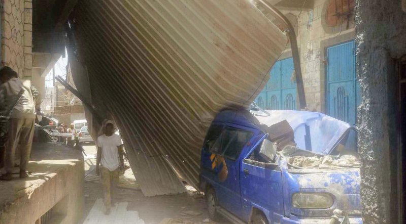 عدن.. أضرار نتيجة الرياح القوية التي تضرب المدينة منذ الفجر
