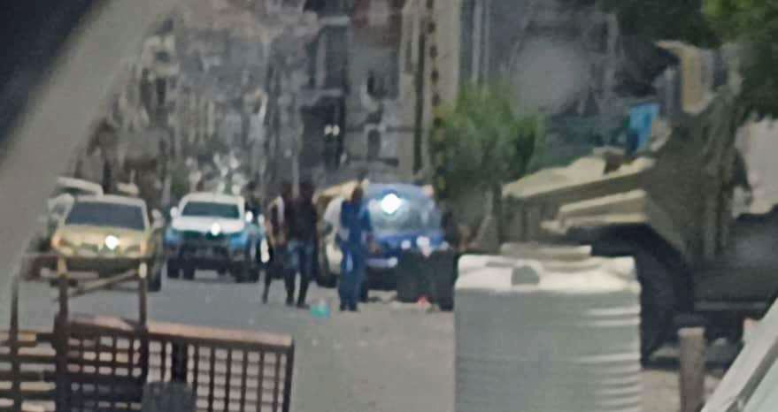 عدن.. انهيار في شارع بكريتر بعد ثلاثة أشهر من سفلتته
