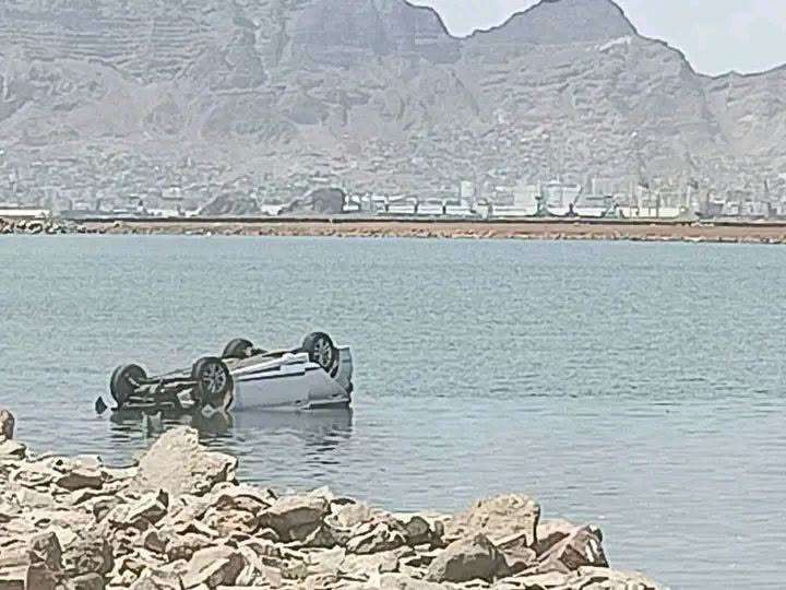 عدن.. انقلاب سيارة فتاة على طريق الجسر وسقوطها في البحر