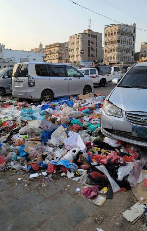 عدن.. أكوام القمامة والمخلفات تغطي الساحة الخلفية لمسجد النور بالشيخ عثمان