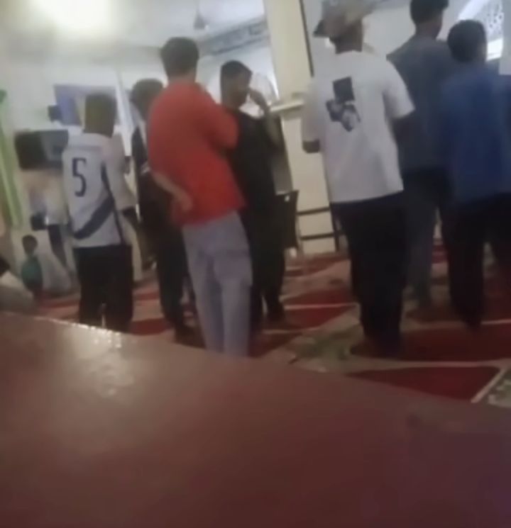 عدن.. شاب يهدد بتفجير قنبلة يدوية داخل مسجد في كريتر احتجاجاً على حضور وفد صوفي