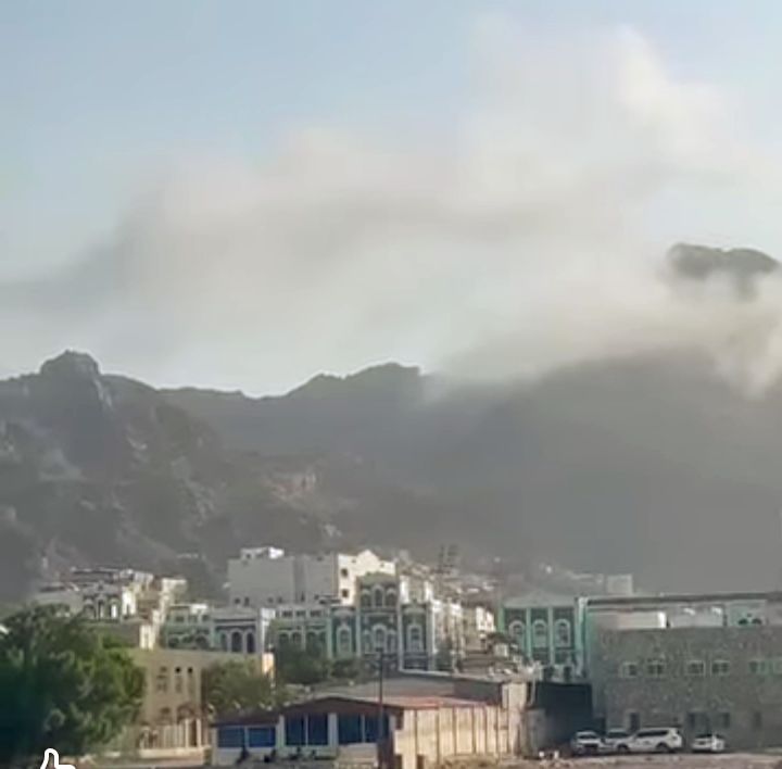 عدن.. تساؤلات حول مصدر دخان يتصاعد من الجبل مطل على كريتر