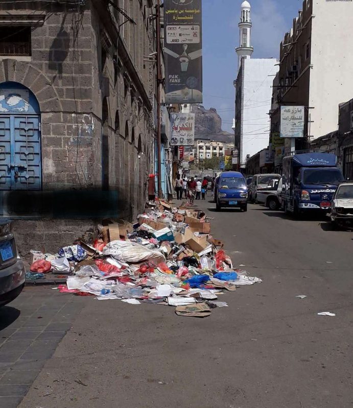عدن.. القمامة تحاصر أشهر مساجد المدينة