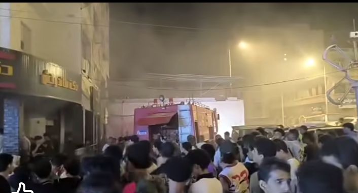 عدن.. حريق كبير في مطعم دكة سندويش بالمعلا