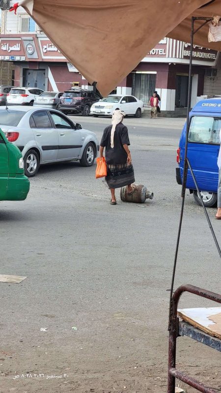 عدن.. صورة مسن يدفع اسطوانة غاز في أحد الشوارع تعكس الواقع اليومي لابناء المدينة