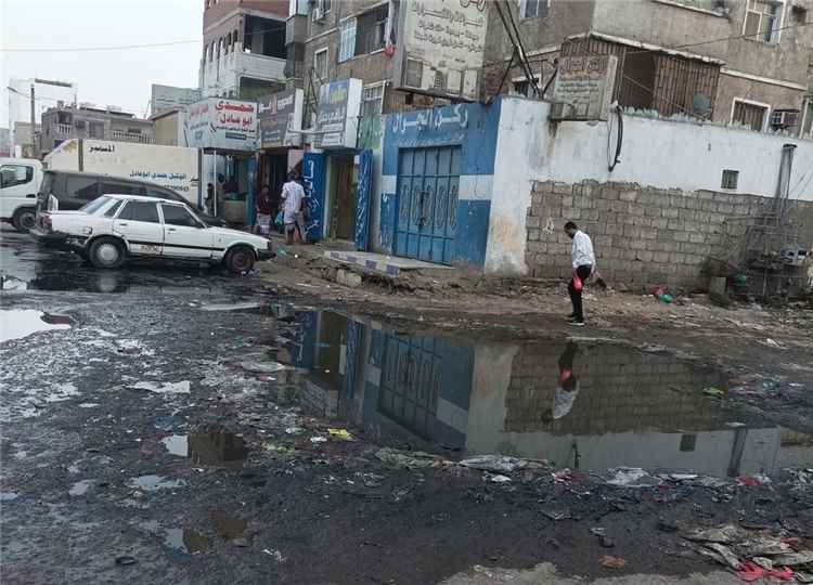 عدن.. طفح مياه المجاري في المنصورة يثير استياء المواطنين