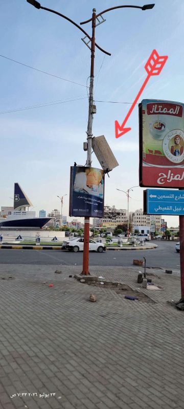 عدن.. تحذيرات من خطورة لوحة إعلانية على المارة بجولة السفينة