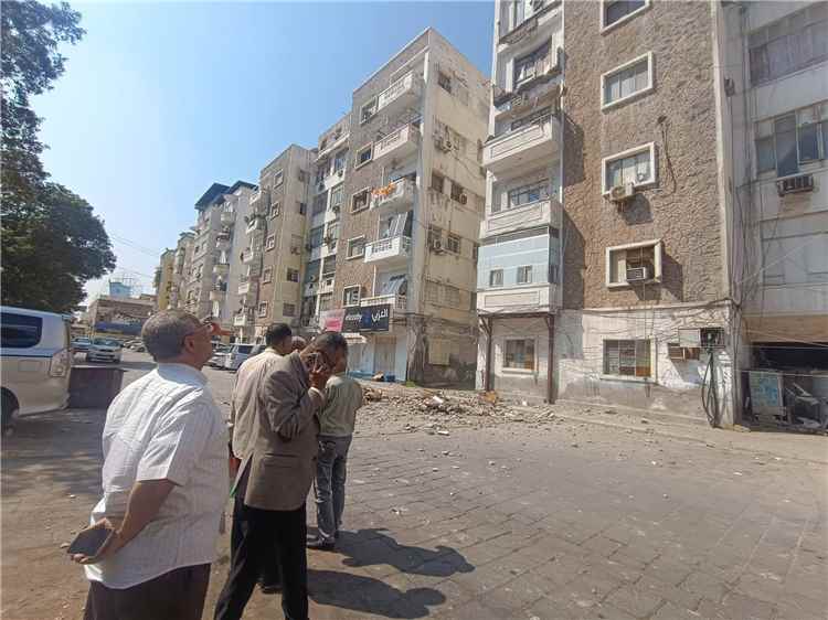 عدن.. سقوط بلكونتين في عمارة الحياة بالمعلا ومخاوف من انهيارات جديدة