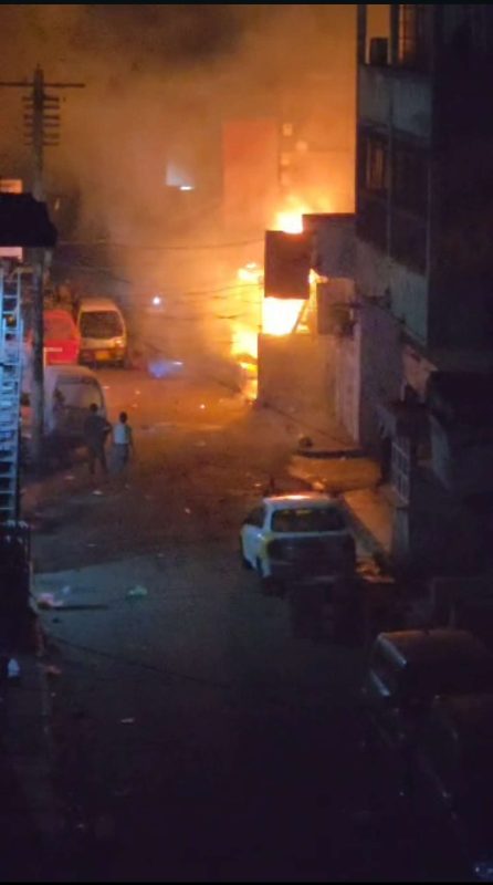 عدن.. اندلاع حريق هائل في مطعم الحمادي بالتواهي فجر اليوم
